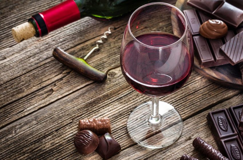  Investigadores confirman que comer chocolate y tomar vino tinto pueden ayudar a vivir más tiempo